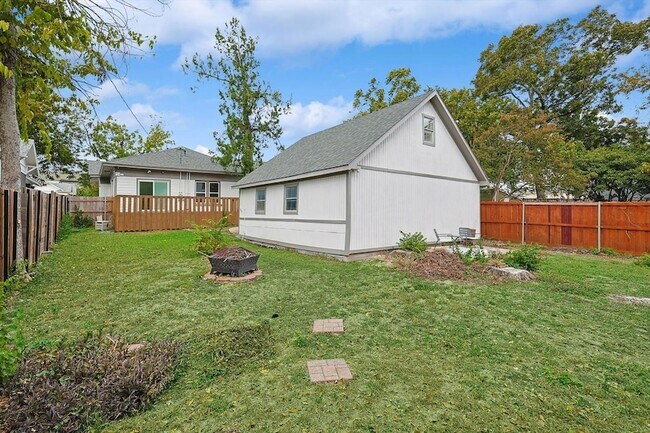 Building Photo - 5620 Richmond Ave