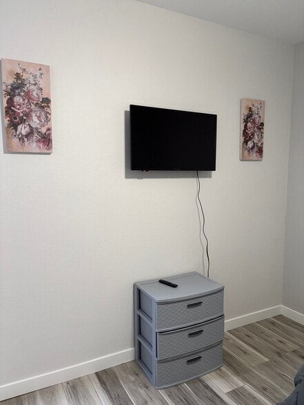 Building Photo - 28409 Victoria Rd