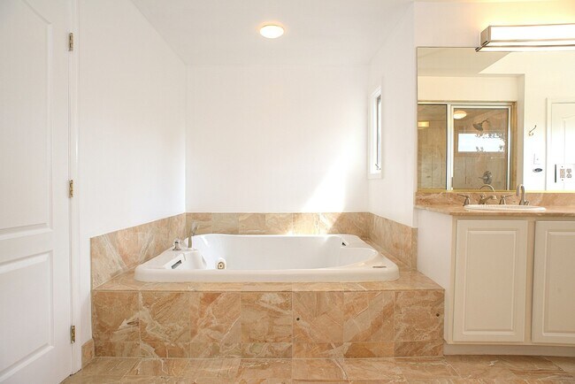 Building Photo - Townhome in the desired Chesapeake Harbour!!!