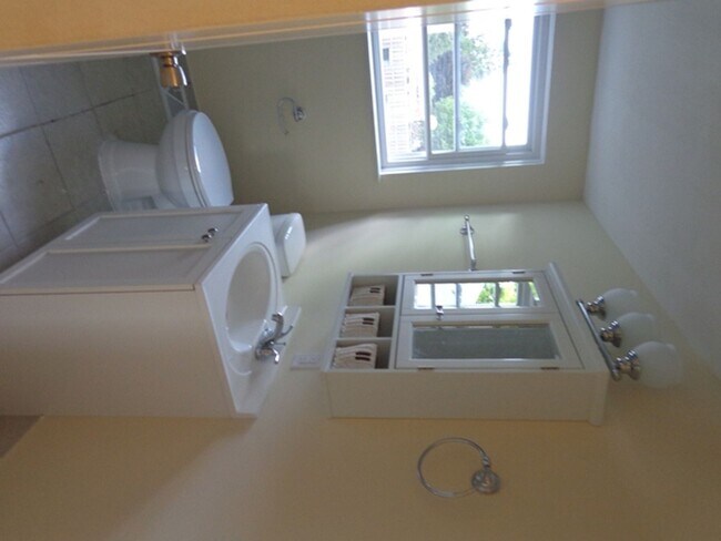 Building Photo - Spacious 3-Bedroom Split-Level Home with L...