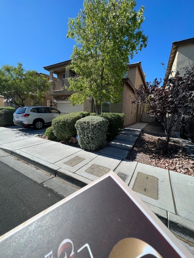 Building Photo - ABSOLUTELY AMAZING! Large 4 bedroom 2 stor...