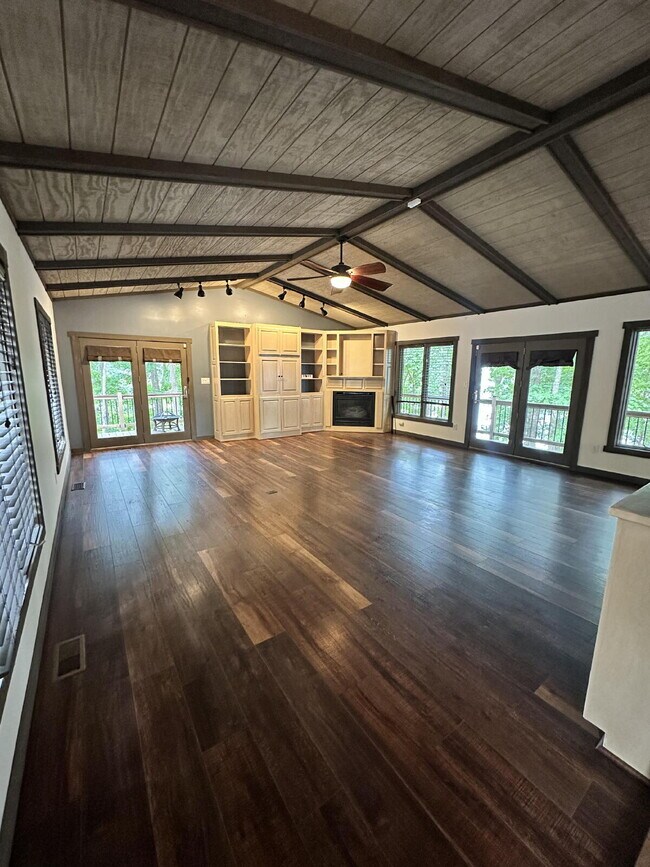 Building Photo - Beautiful Lake Front Property!
