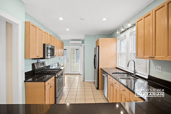 Building Photo - 42 Parsons St