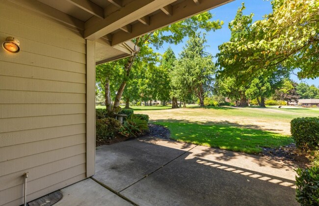 Building Photo - Prime Charbonneau Golf Community Location! 2 Bed, 2.5 Bath + Den, A/C, Washer/Dryer and Garage