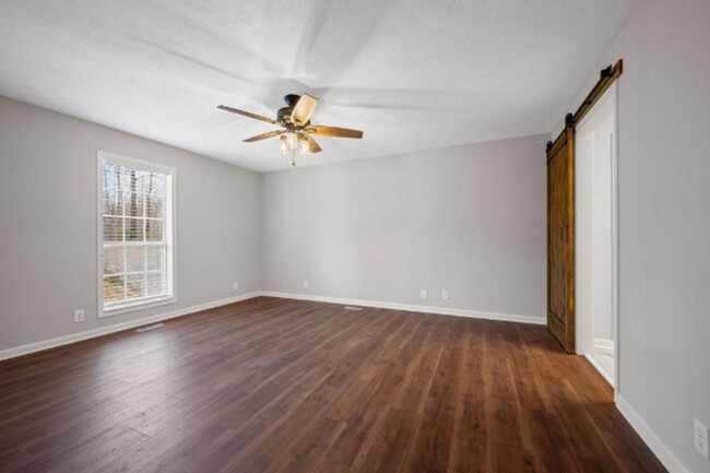 Building Photo - Country Living on 5 Acres