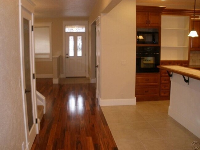 Building Photo - Stunning 4 bed, 3.75 bath Hamilton Home.