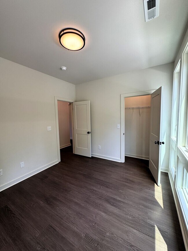 Building Photo - Move-In Special!! 1/2 Off First Month's Rent!!