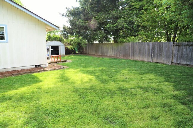 Building Photo - 3 Bed 2 Bath Home with Huge Fenced Yard/ Air Conditioning/ Solar Power