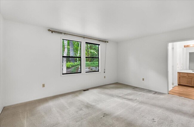 Building Photo - 3Bd/2Ba Issaquah Condo