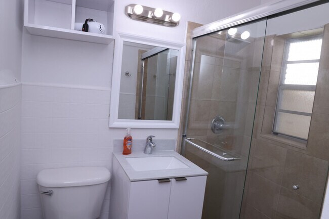 Building Photo - 1109 Douglas Rd