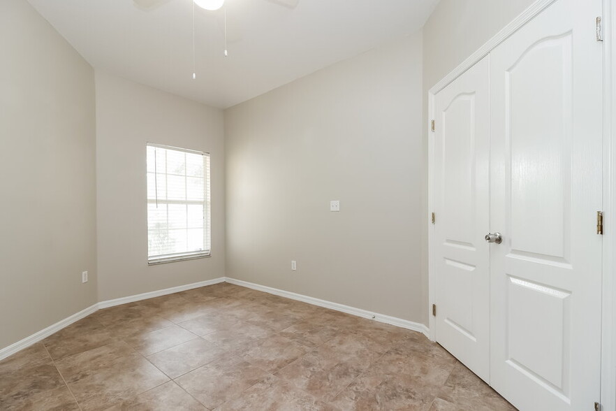 Building Photo - 402 Maple Pointe Dr