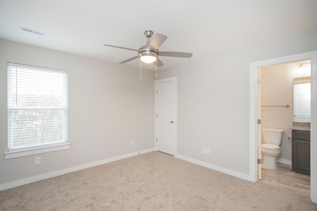 Building Photo - Lovely Townhome in Antioch!