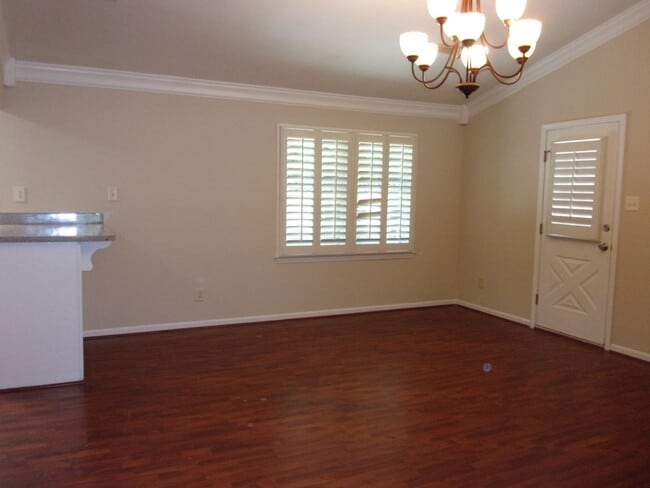 Building Photo - Beautiful 2 Bedroom Brick Ranch with Private Courtyard Patio