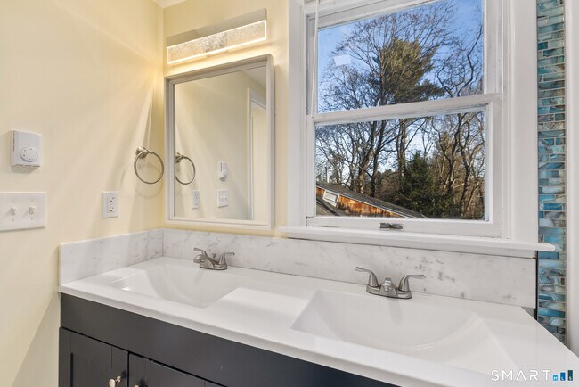 Building Photo - 85 Hicock Dr