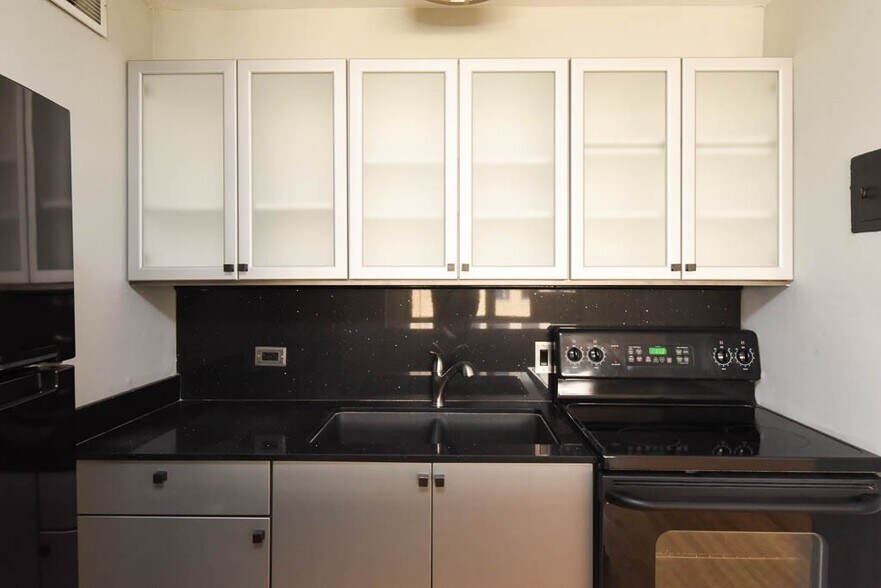 Building Photo - 428 W Wellington Ave