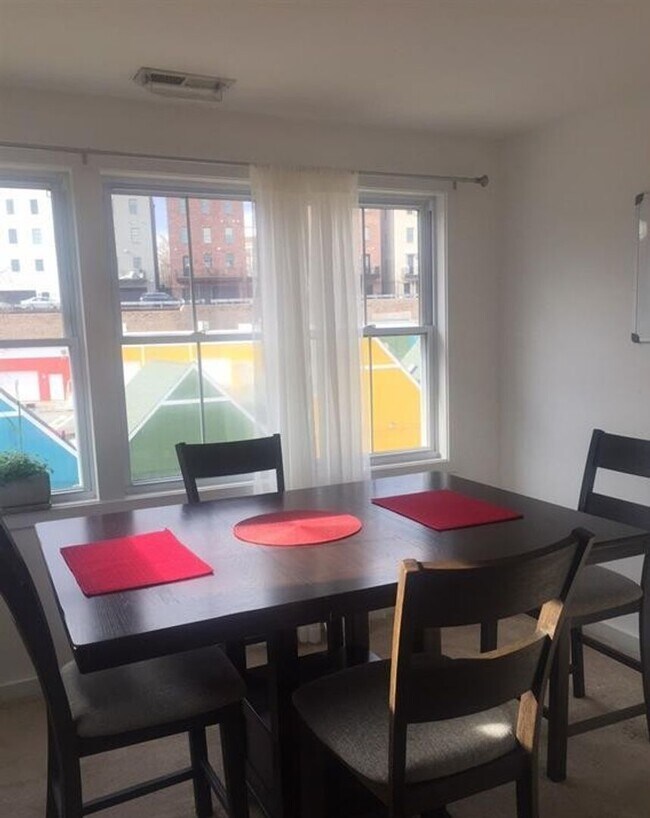 Building Photo - 1122 E Market St