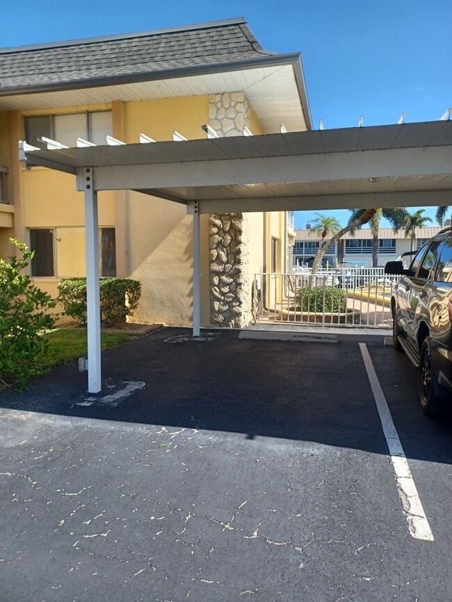 Building Photo - Ocean view FULLY FURNISHED 2+ / 2 with Boa...