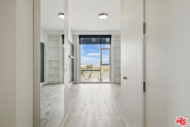 Building Photo - 3223 W 6th St