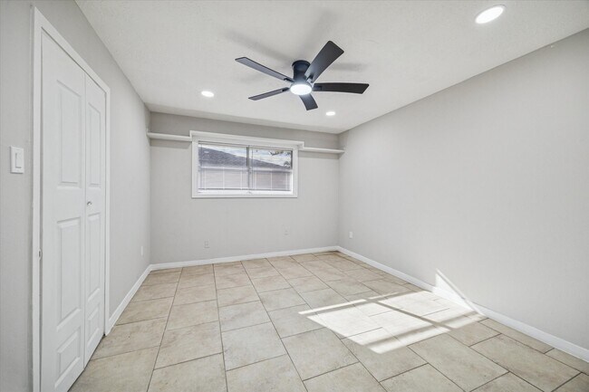 Building Photo - 1703 Raintree Dr
