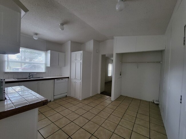 Building Photo - Ready to Move in!