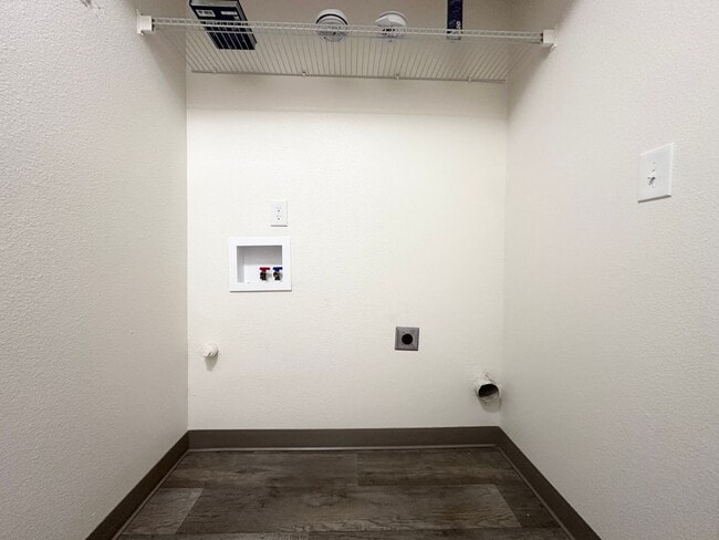 Building Photo - 2 Bedroom 1 Bath with utilities included!