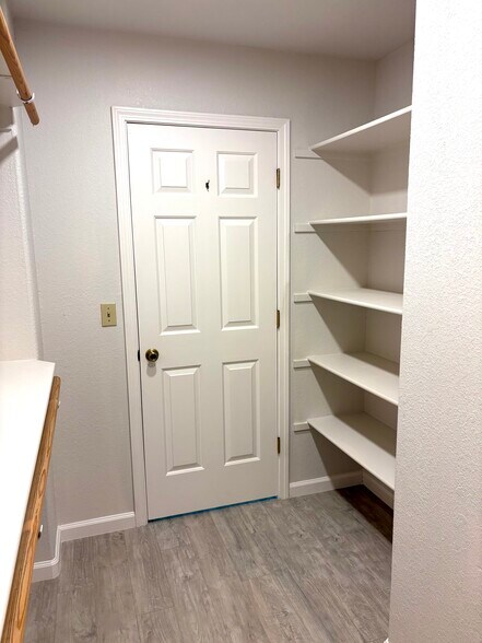 Prim Walkin Closet - 12961 Burnt Cedar Ln