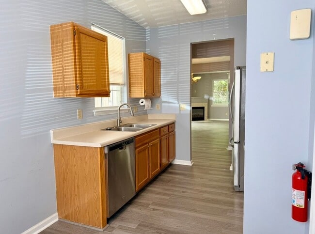 Building Photo - 3 Bed 2.5 Bath Hampton Home!