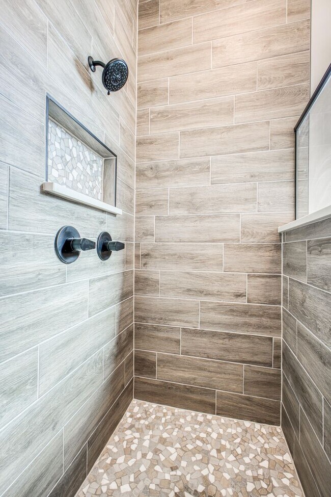 Building Photo - Beautiful East side House 4 bed-2.5 baths, part of The Overlook Casa Club that includes Swimming ...