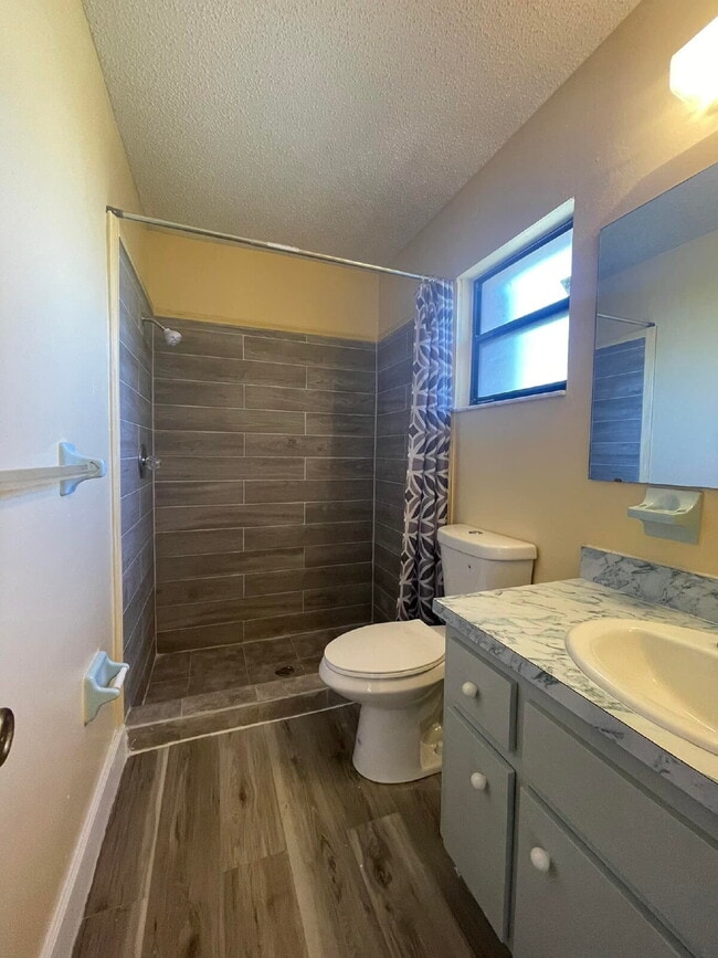 Building Photo - 2-Bedroom and 2-Bathroom house