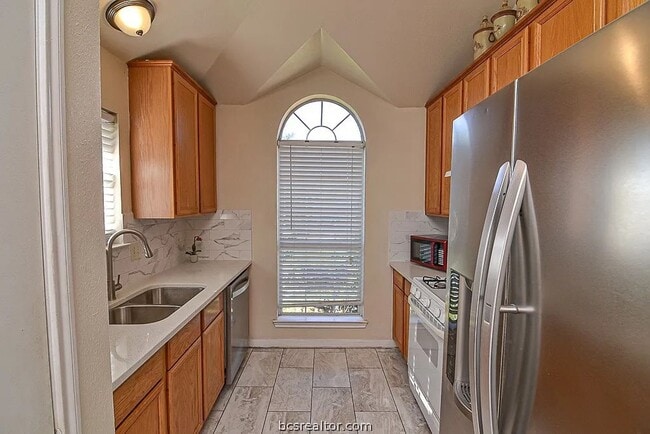 Building Photo - Newly Remodeled Unit!