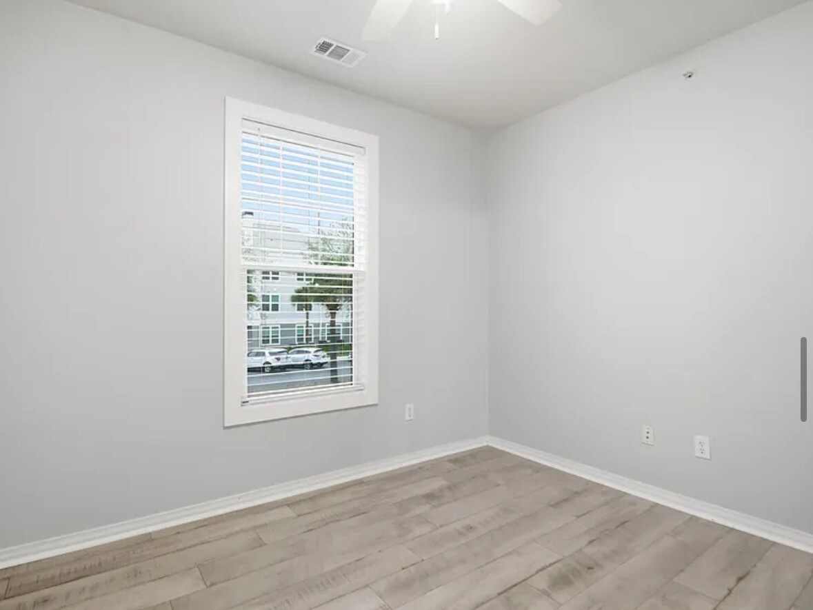Building Photo - 130 River Landing Dr