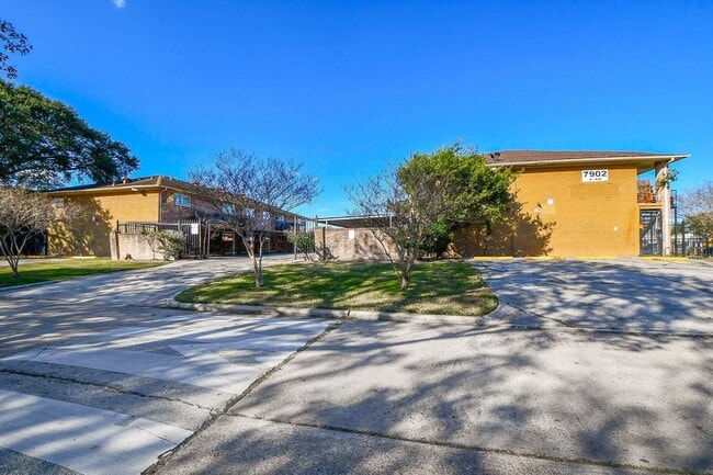 Building Photo - 7902 Prestwood Dr