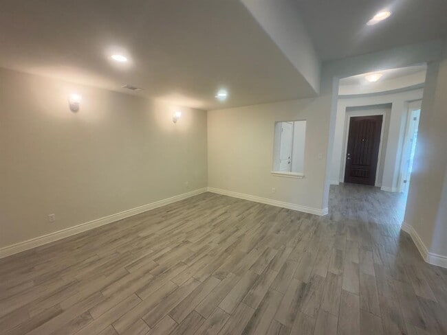Building Photo - 150 Summer Pointe