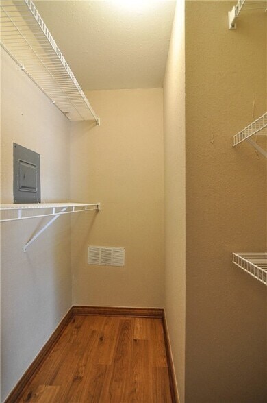 Building Photo - 904 University Oaks Blvd