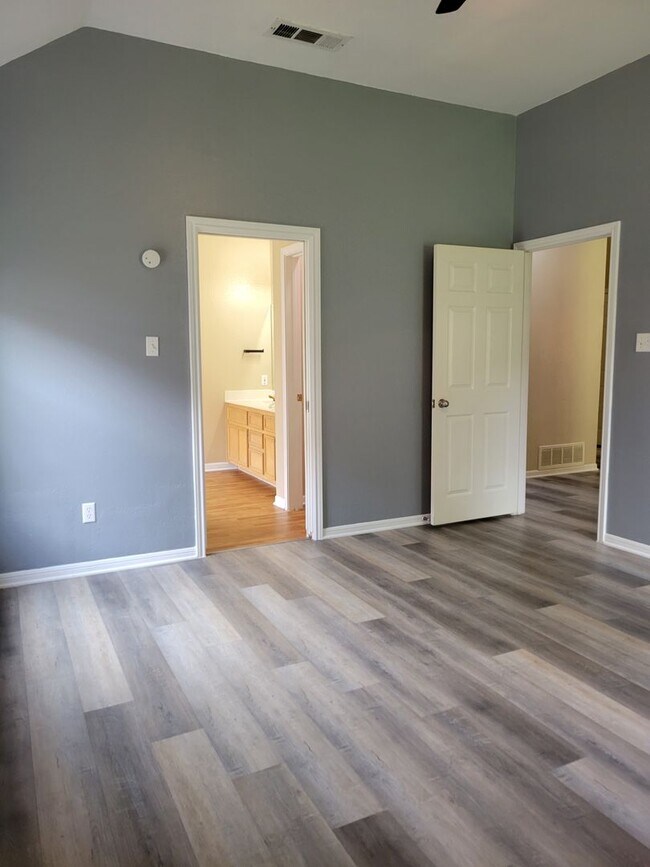 Building Photo - 3bd/2ba house close to major shopping, restaurants, and Ft. Hood!