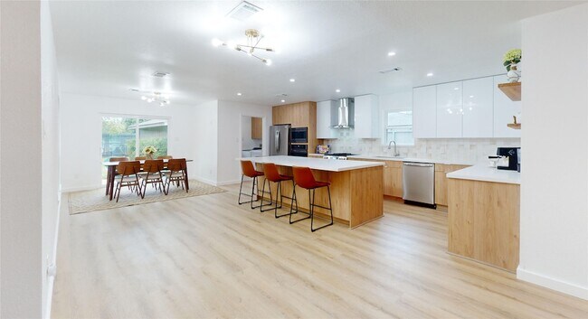 Building Photo - 8515 Mullins Dr