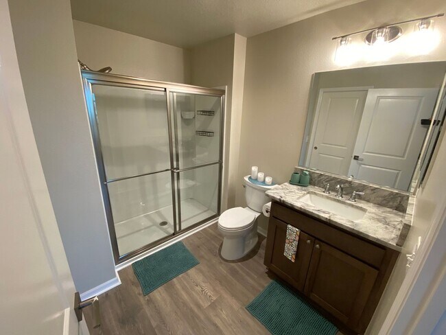 Building Photo - Beautiful, Furnished ANNUAL 2 bed, 2 bath ...