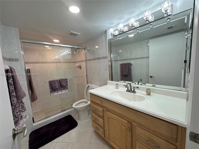 Building Photo - 2555 Collins Ave