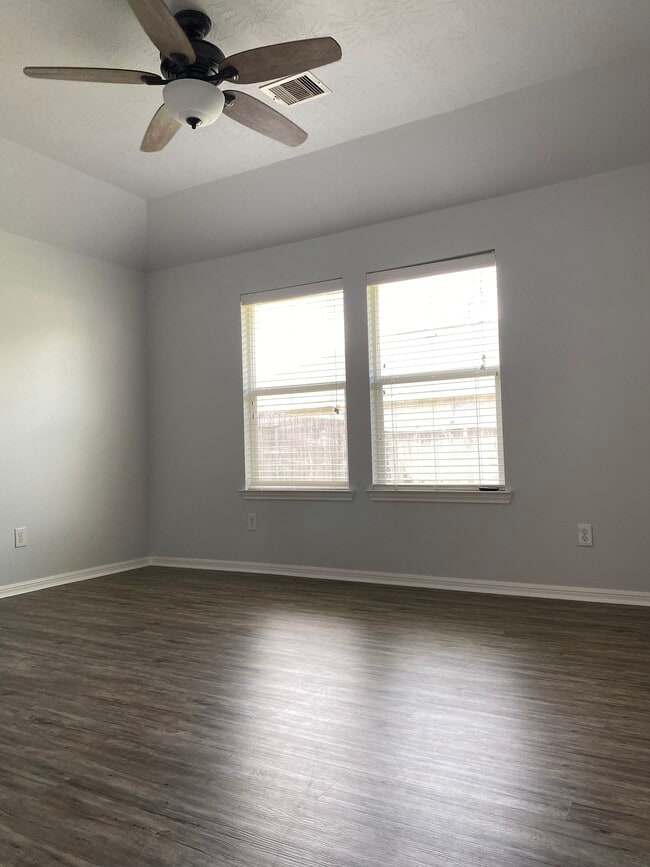 Building Photo - 3910 Falvel Cove Dr