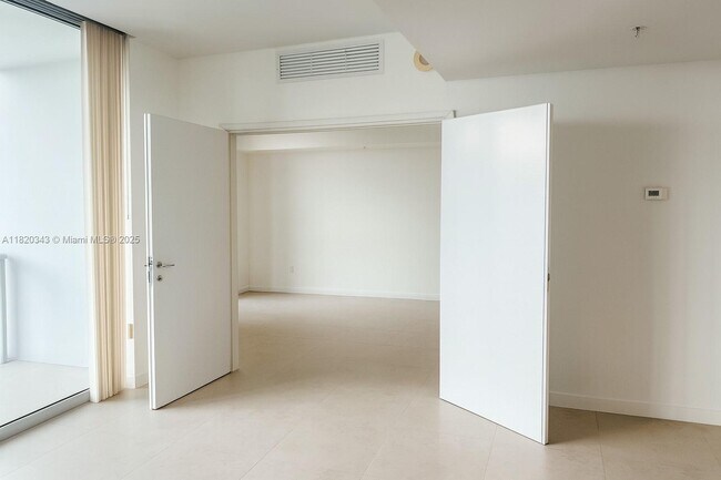 Building Photo - 300 S Biscayne Blvd