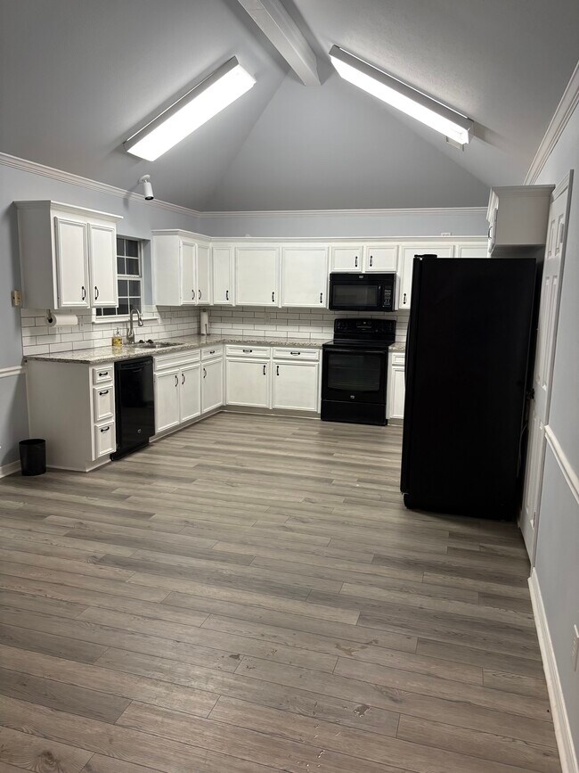 Building Photo - 5900 Clearview Cir