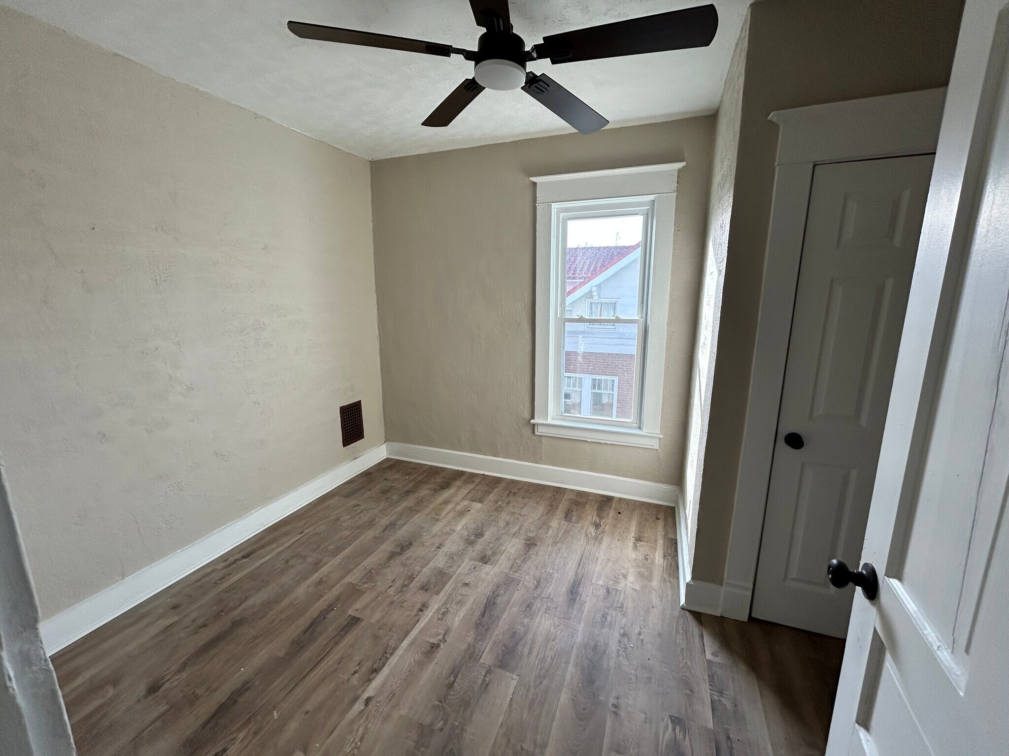 Building Photo - 712 E Main St