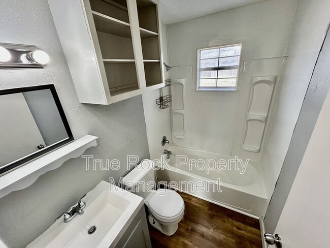 Building Photo - 610 W 1st St