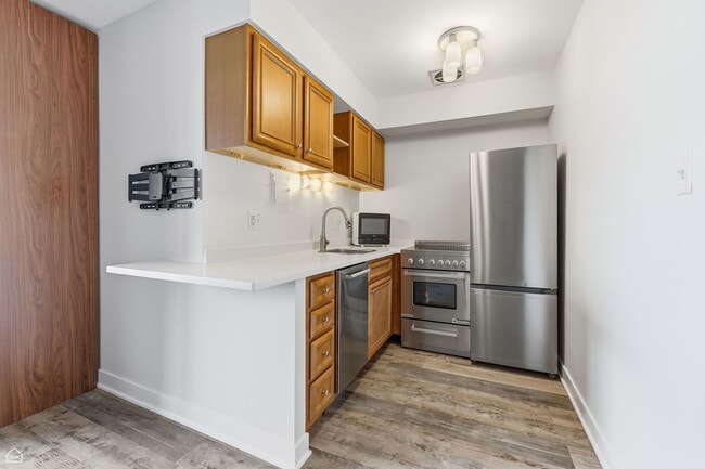 Building Photo - 5920 N Kenmore Ave