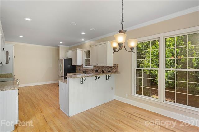Building Photo - 904 Woodvine Rd