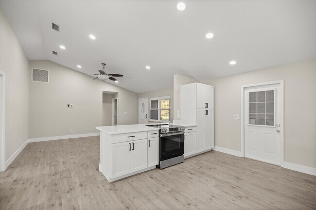 Building Photo - Newly remodeled Lovely 3-bed 2 Bath Home in desirable Location!!