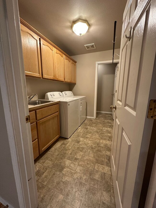 Building Photo - 2225 James Cir