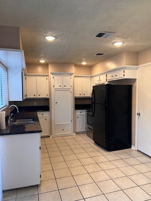 Building Photo - 3010 Beecave Dr