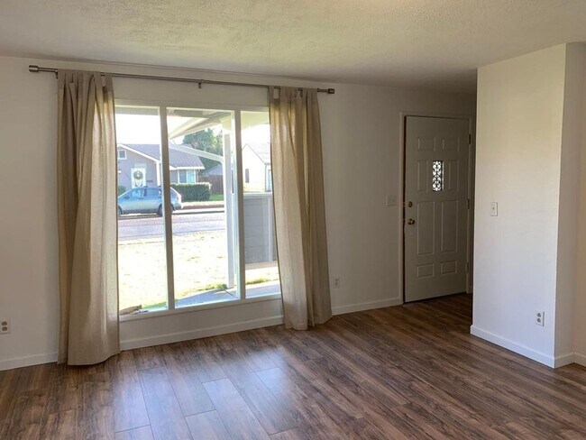 Building Photo - 2115