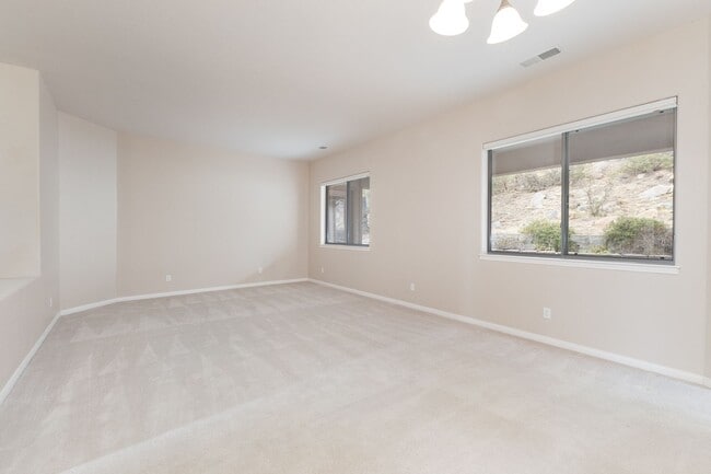 Building Photo - 4 Bedroom, 2 Bathroom Home in Timber Ridge